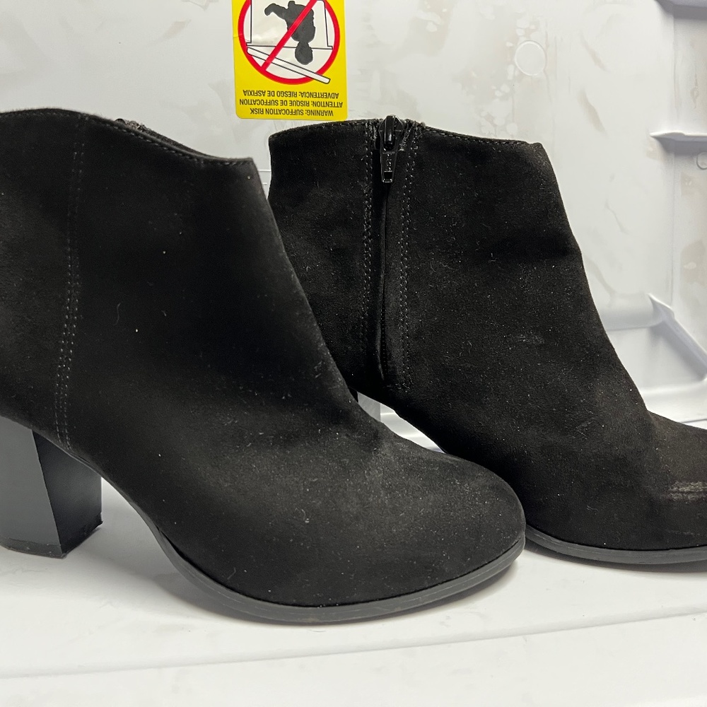 Old navy size 8 black booties